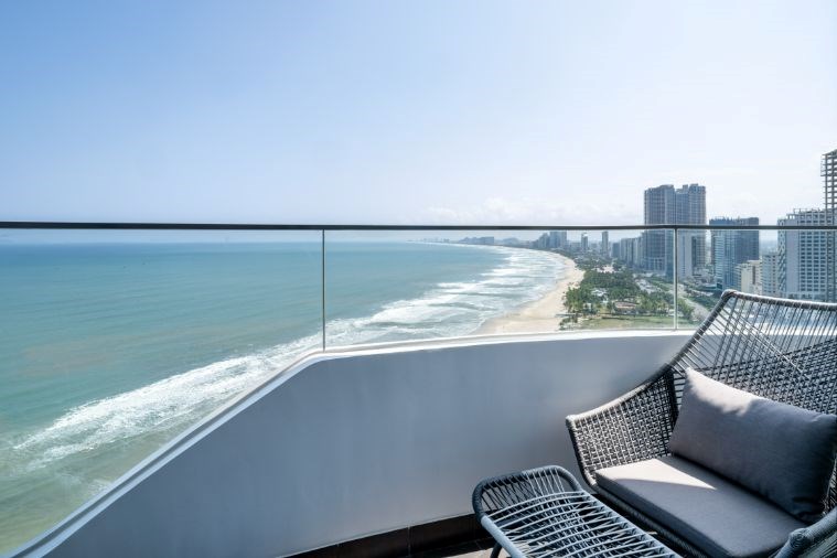 Phòng Panoramic Room Ocean View with Balcony